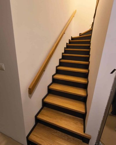 Dębowe okładziny na schody betonowe. (1)